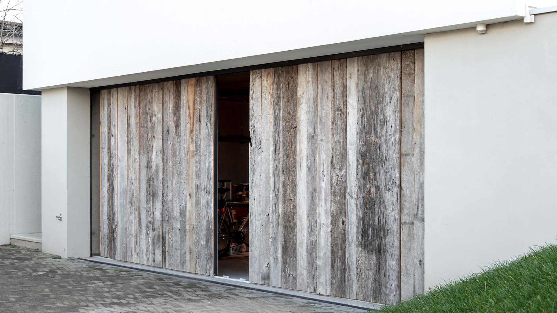 Door Different Doors gemaakte dubbele zijwaartse garagedeuren van Barnwood