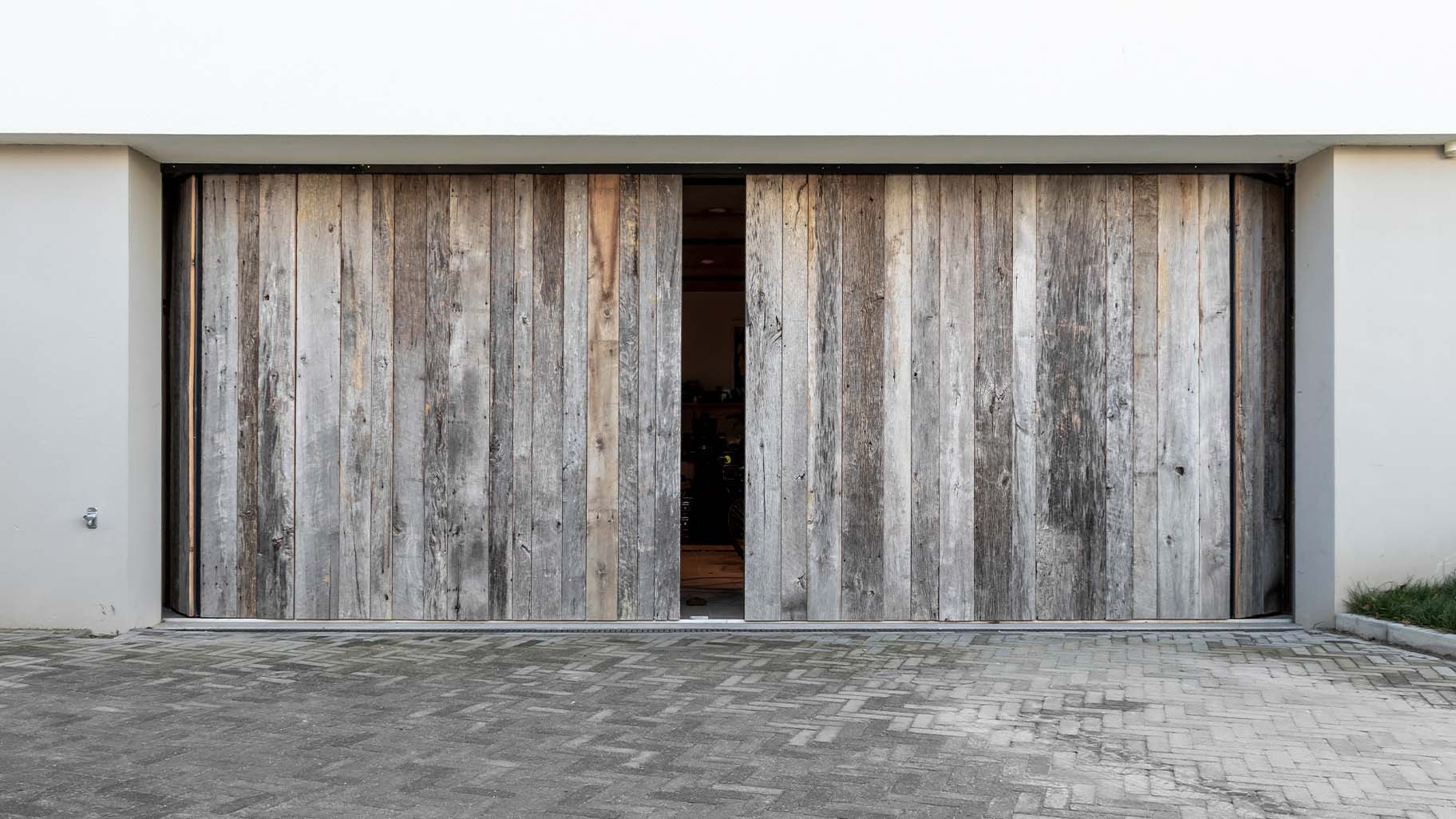 Door Different Doors gemaakte dubbele zijwaartse garagedeuren van Barnwood