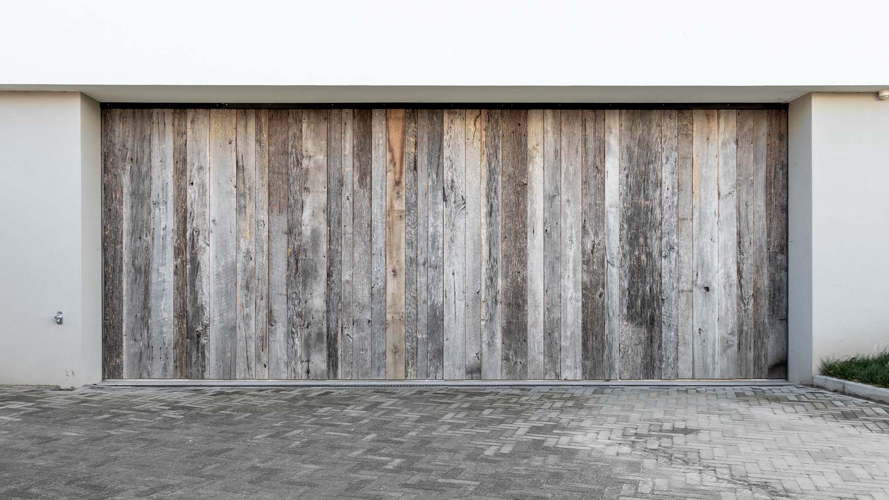 Door Different Doors gemaakte dubbele zijwaartse garagedeuren van Barnwood