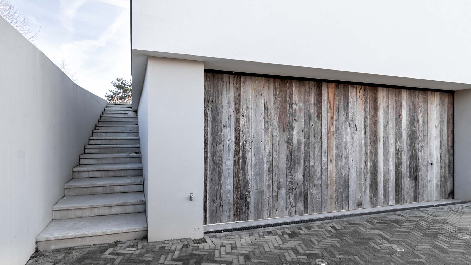 Door Different Doors gemaakte dubbele zijwaartse garagedeuren van Barnwood