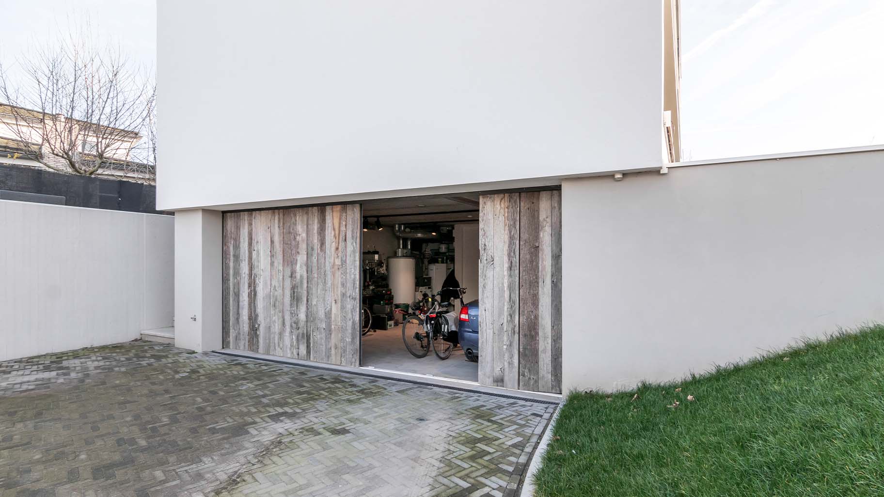 dubbele zijwaartse garagedeur vervaardigd uit gerecycled Barnwood