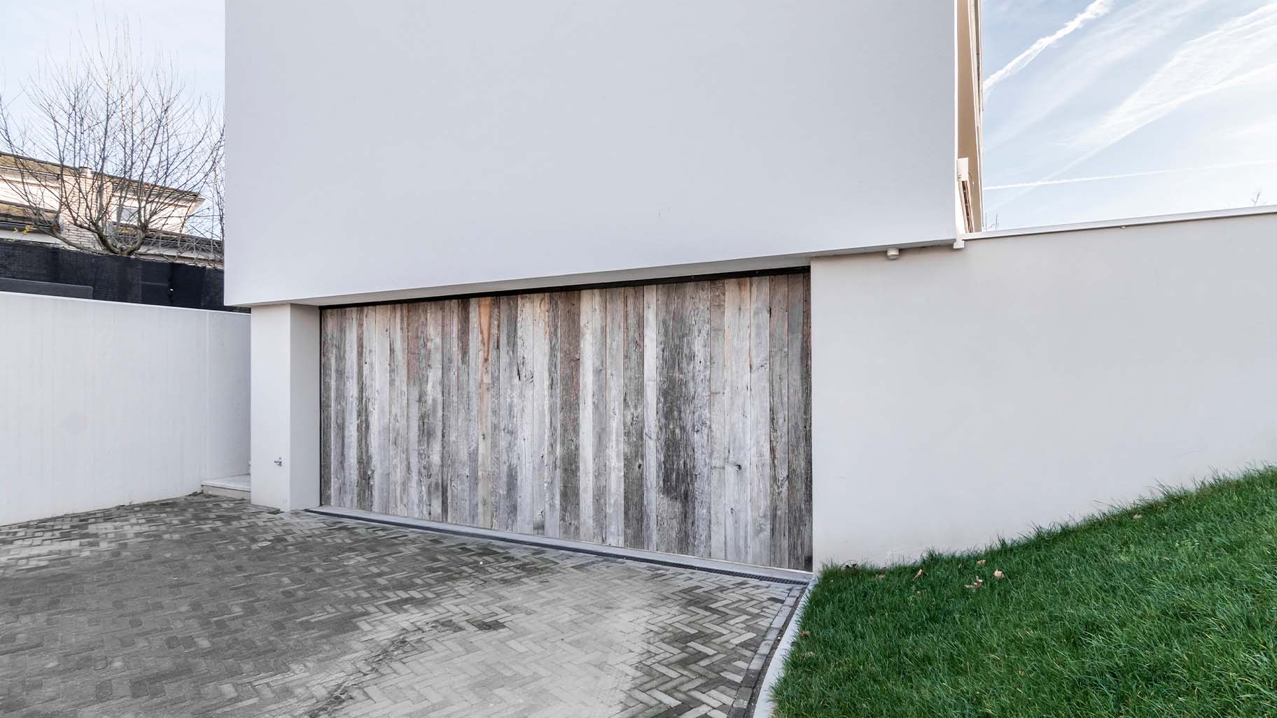 Door Different Doors gemaakte dubbele zijwaartse garagedeuren van Barnwood