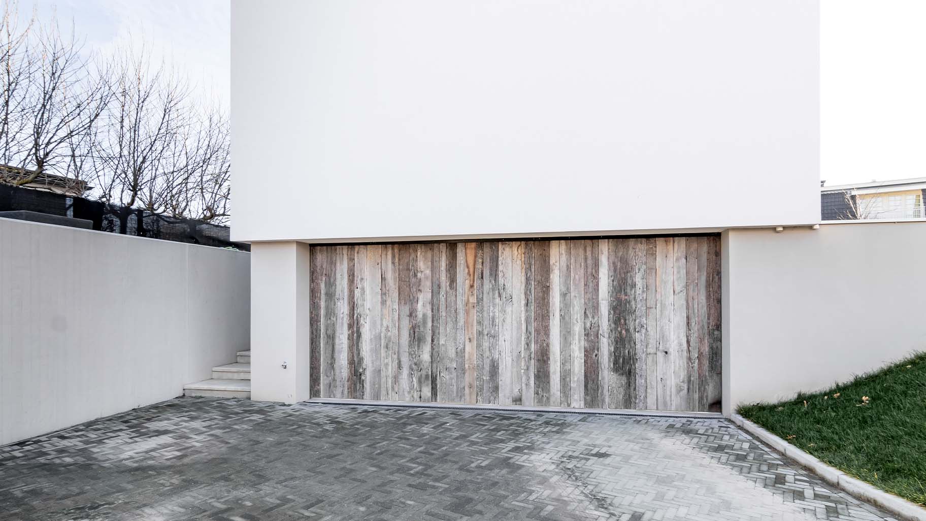 dubbele zijwaartse garagedeur vervaardigd uit gerecycled Barnwood