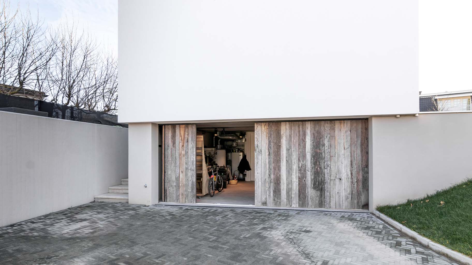 dubbele zijwaartse garagedeur vervaardigd uit gerecycled Barnwood