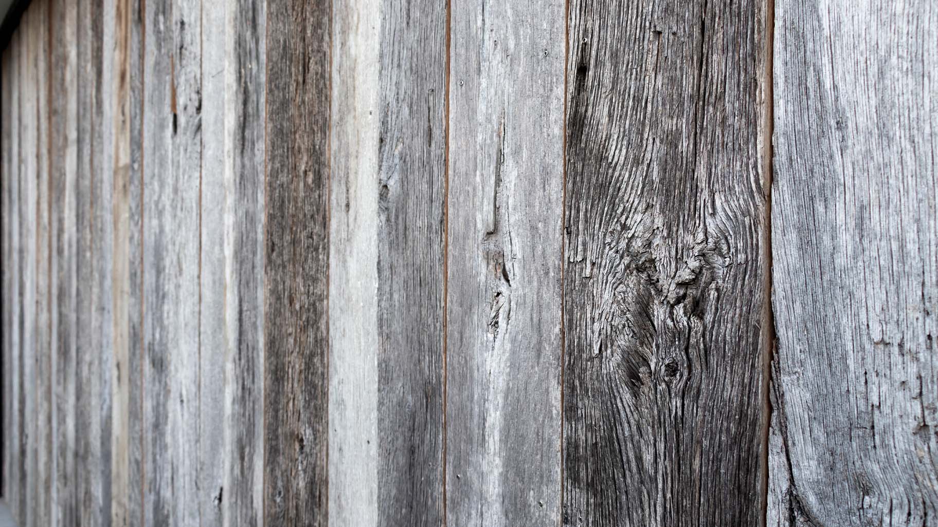 Door Different Doors gemaakte dubbele zijwaartse garagedeuren van Barnwood