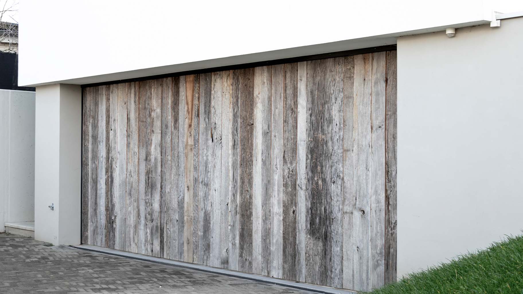 Door Different Doors gemaakte dubbele zijwaartse garagedeuren van Barnwood