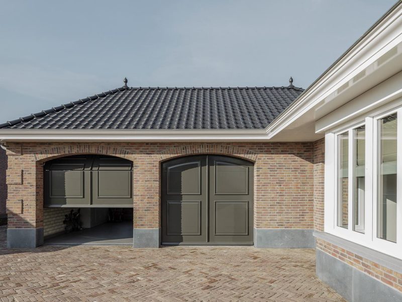 Houten garagedeur klassieke stijl