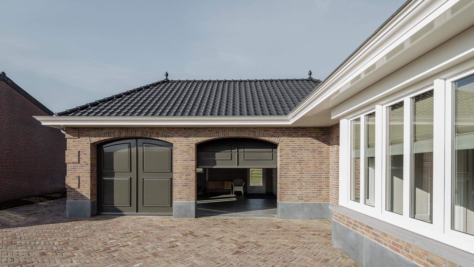 Elektrisch openslaande garagedeuren als sectionaaldeur - Different Doors