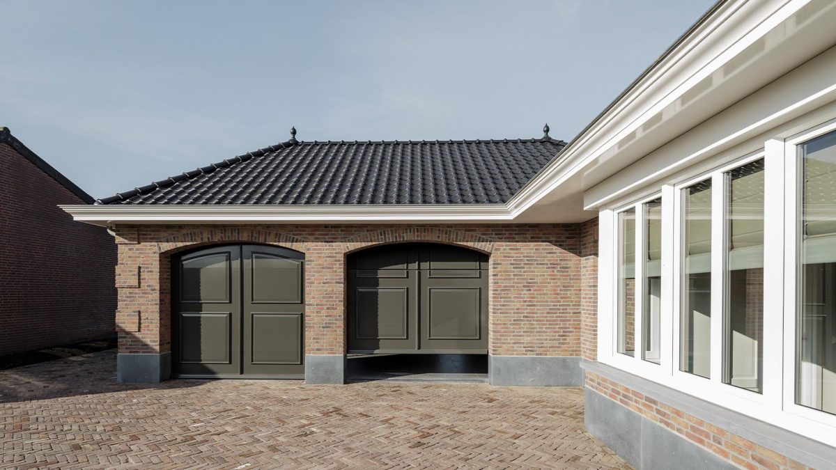 Elektrisch openslaande garagedeuren als sectionaaldeur - Different Doors