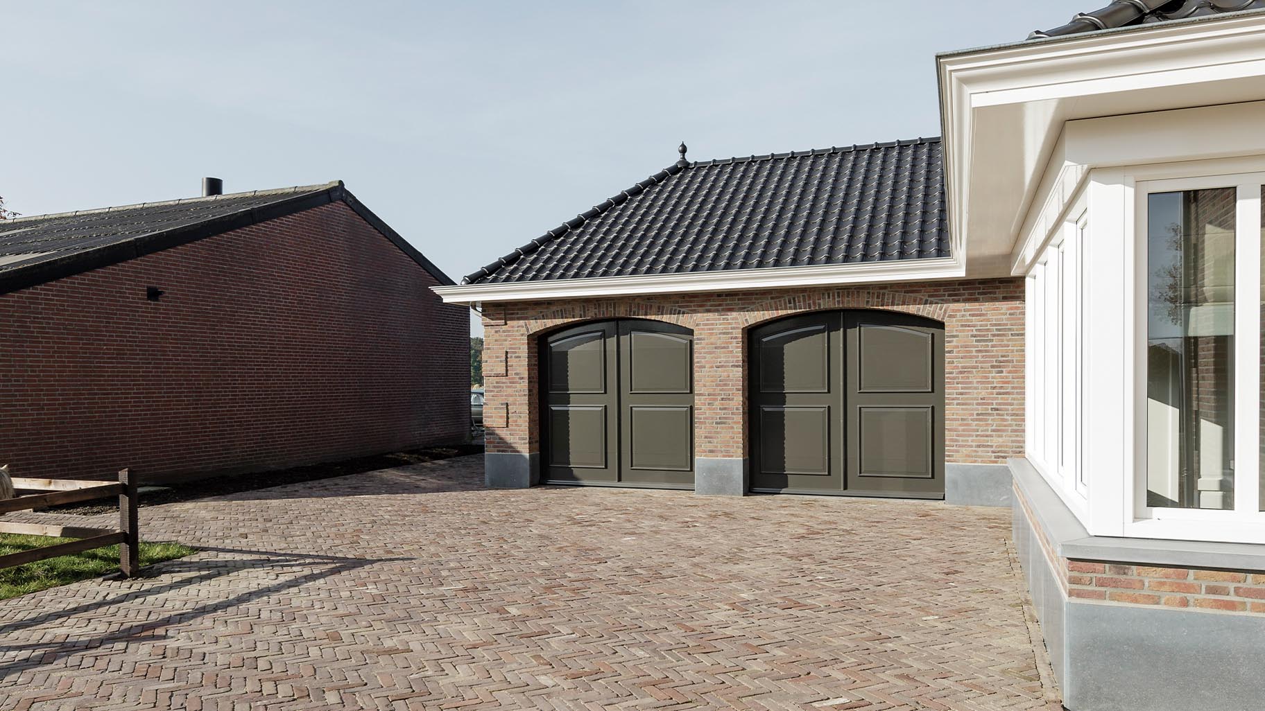 Elektrisch openslaande garagedeuren als sectionaaldeur - Different Doors