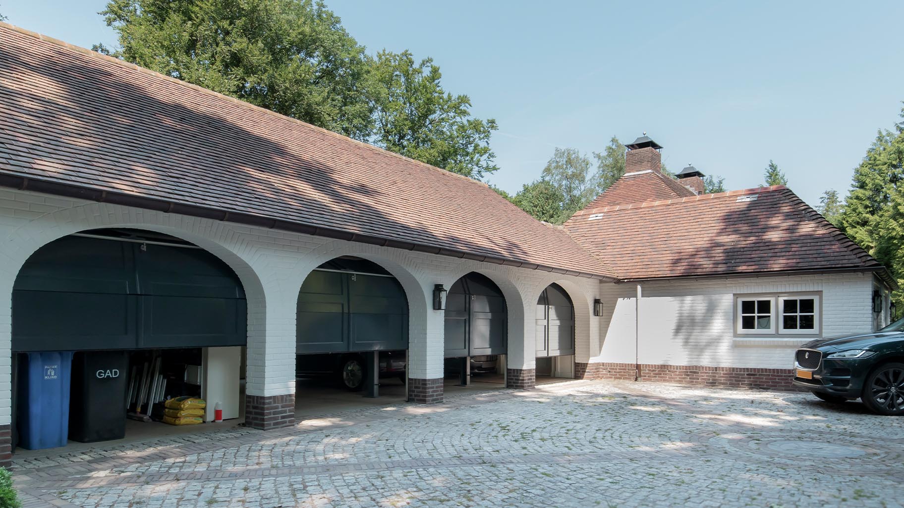 Elektrische houten garagedeuren in stijl van houten openslaande garagedeuren - Different Doors