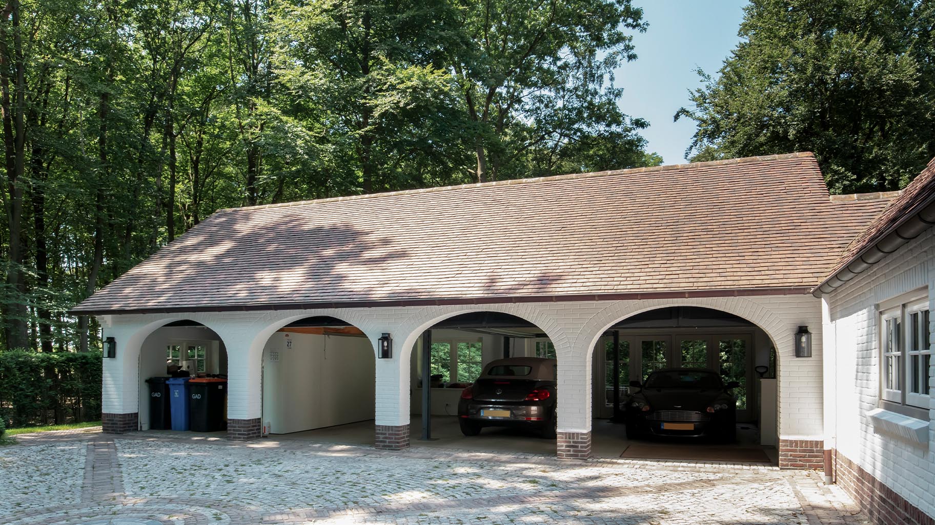Elektrische houten garagedeuren in stijl van houten openslaande garagedeuren - Different Doors