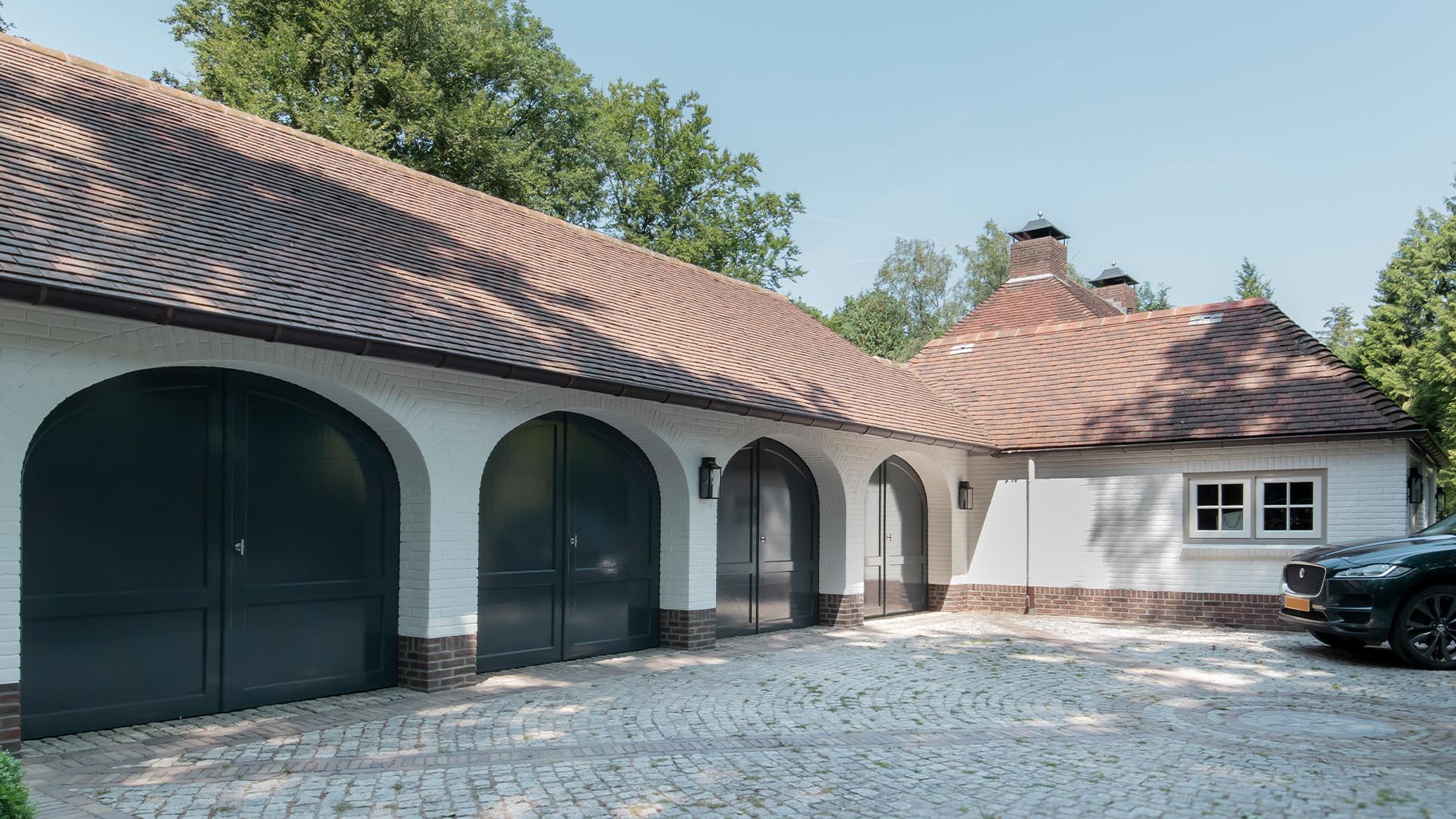 Elektrische houten garagedeuren in stijl van houten openslaande garagedeuren - Different Doors