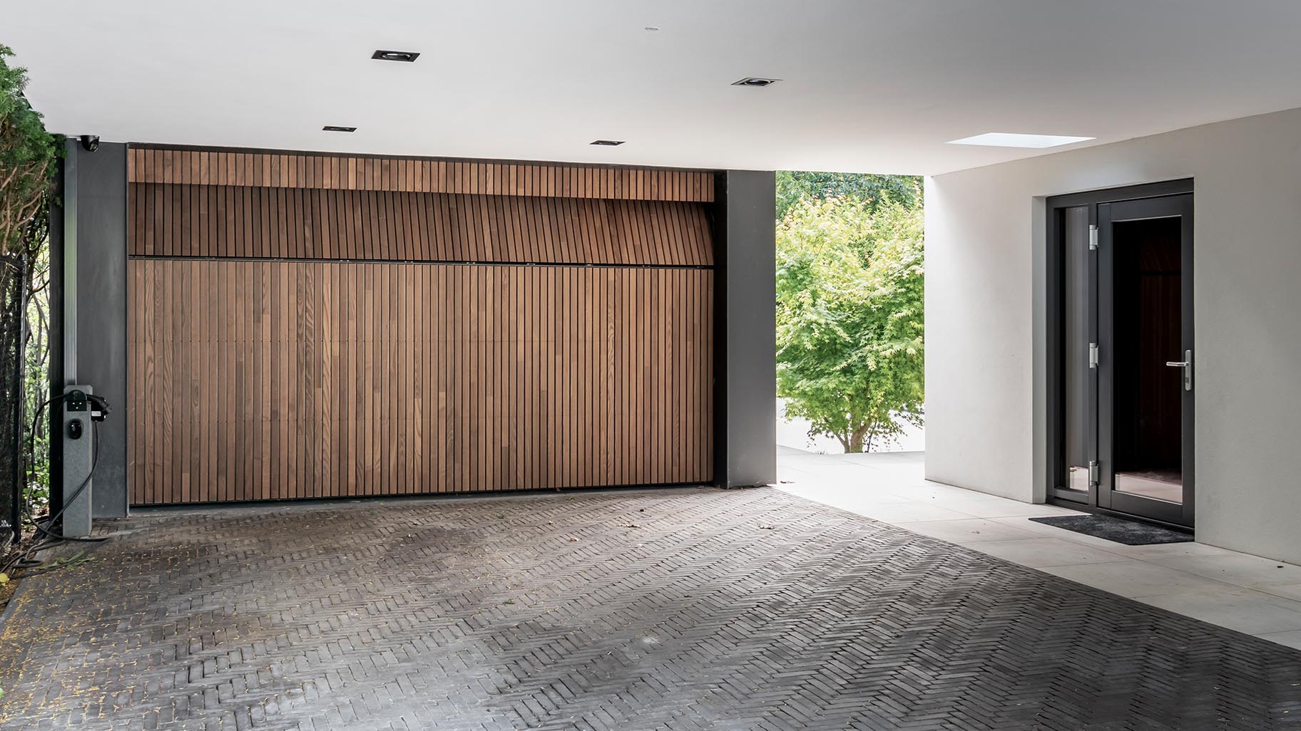 Essenhouten garagedeur Different Doors