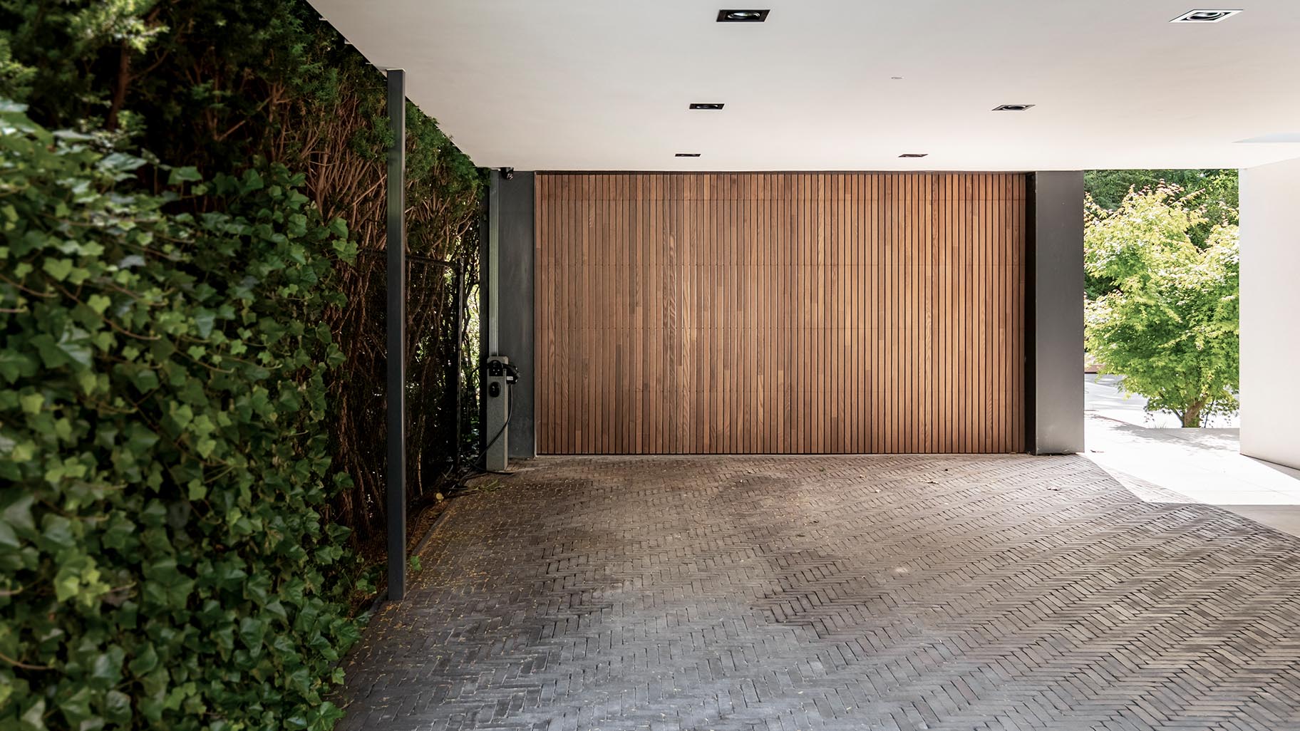 Essenhouten garagedeur Different Doors