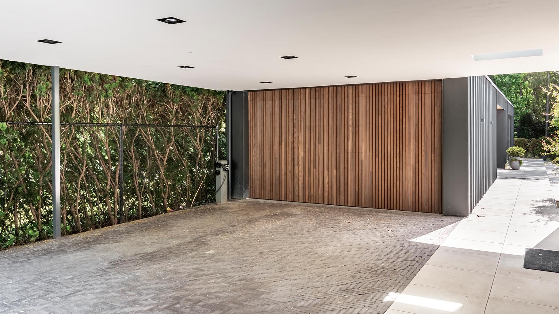 Essenhouten garagedeur Different Doors