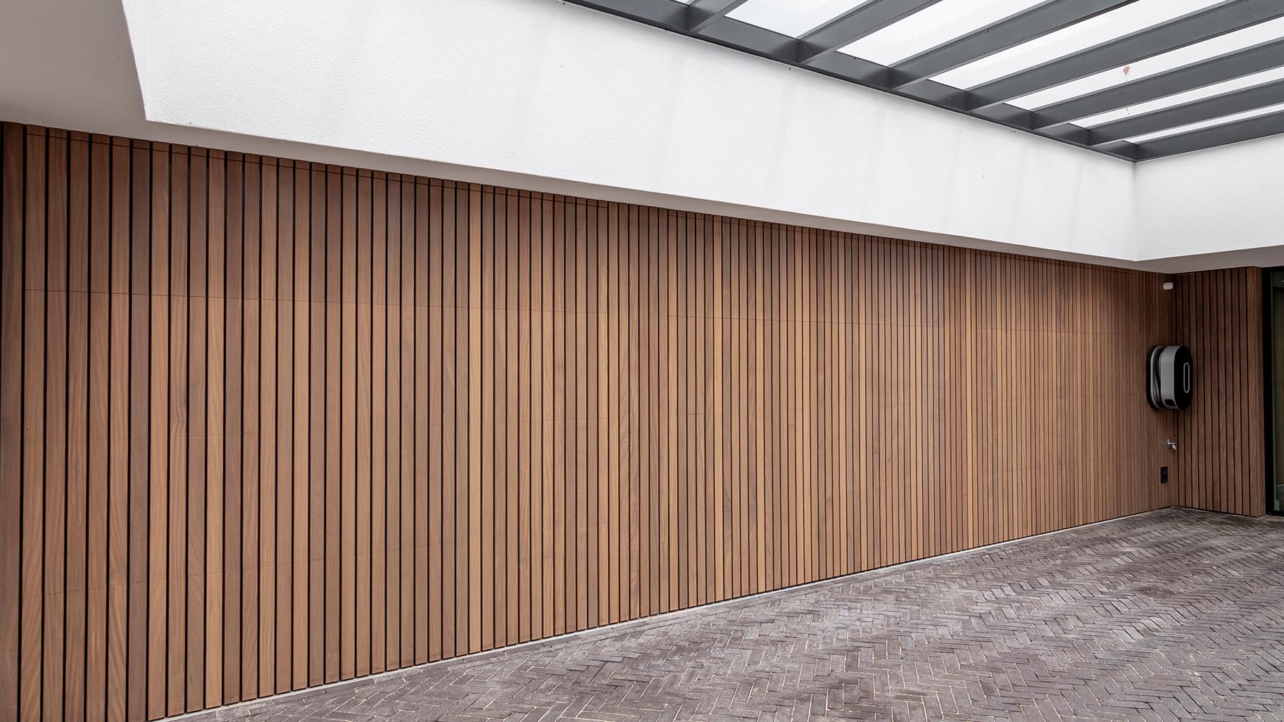 Exclusieve villa met drie garagedeuren verborgen in de gevel voor een onopvallende uitstraling