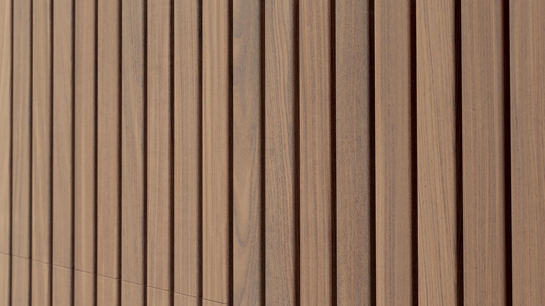 Garagedeuren perfect verborgen in de gevel van een exclusieve villa voor een naadloze look