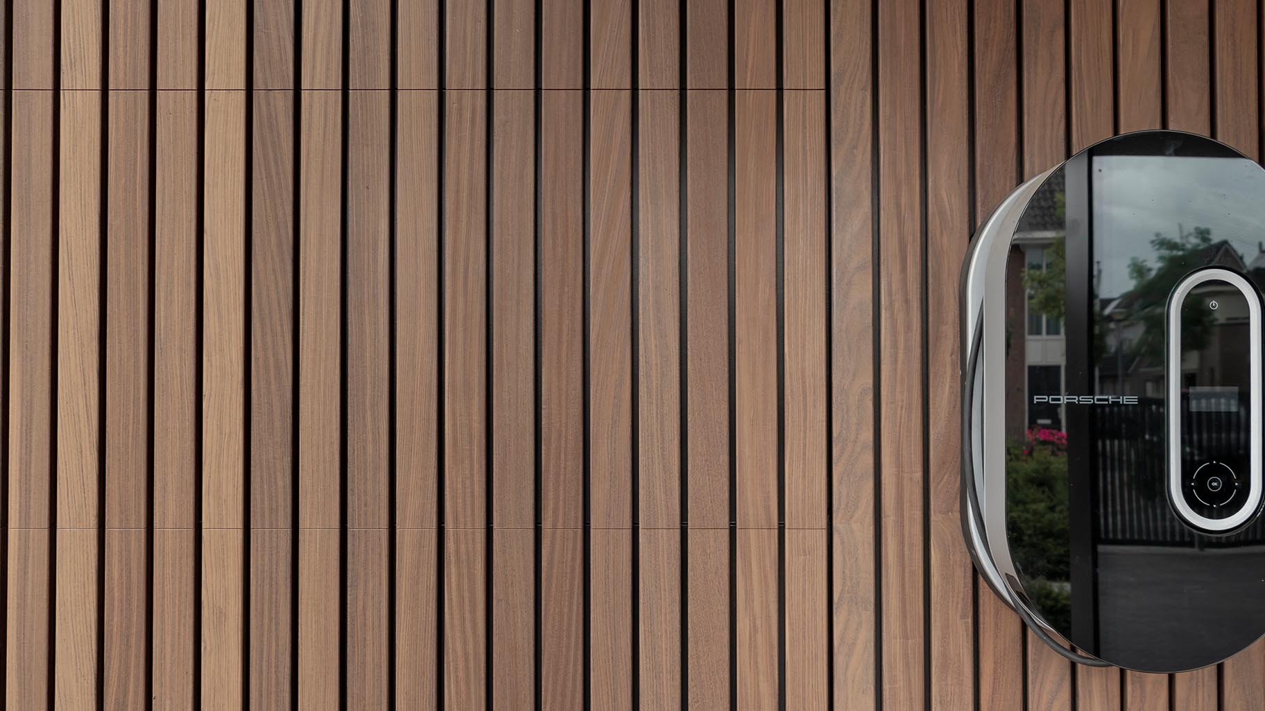 Garagedeuren perfect verborgen in de gevel van een exclusieve villa voor een naadloze look