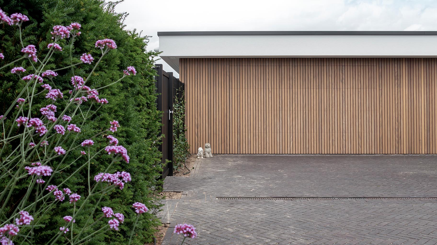 Garagedeuren perfect verborgen in de gevel van een exclusieve villa voor een naadloze look