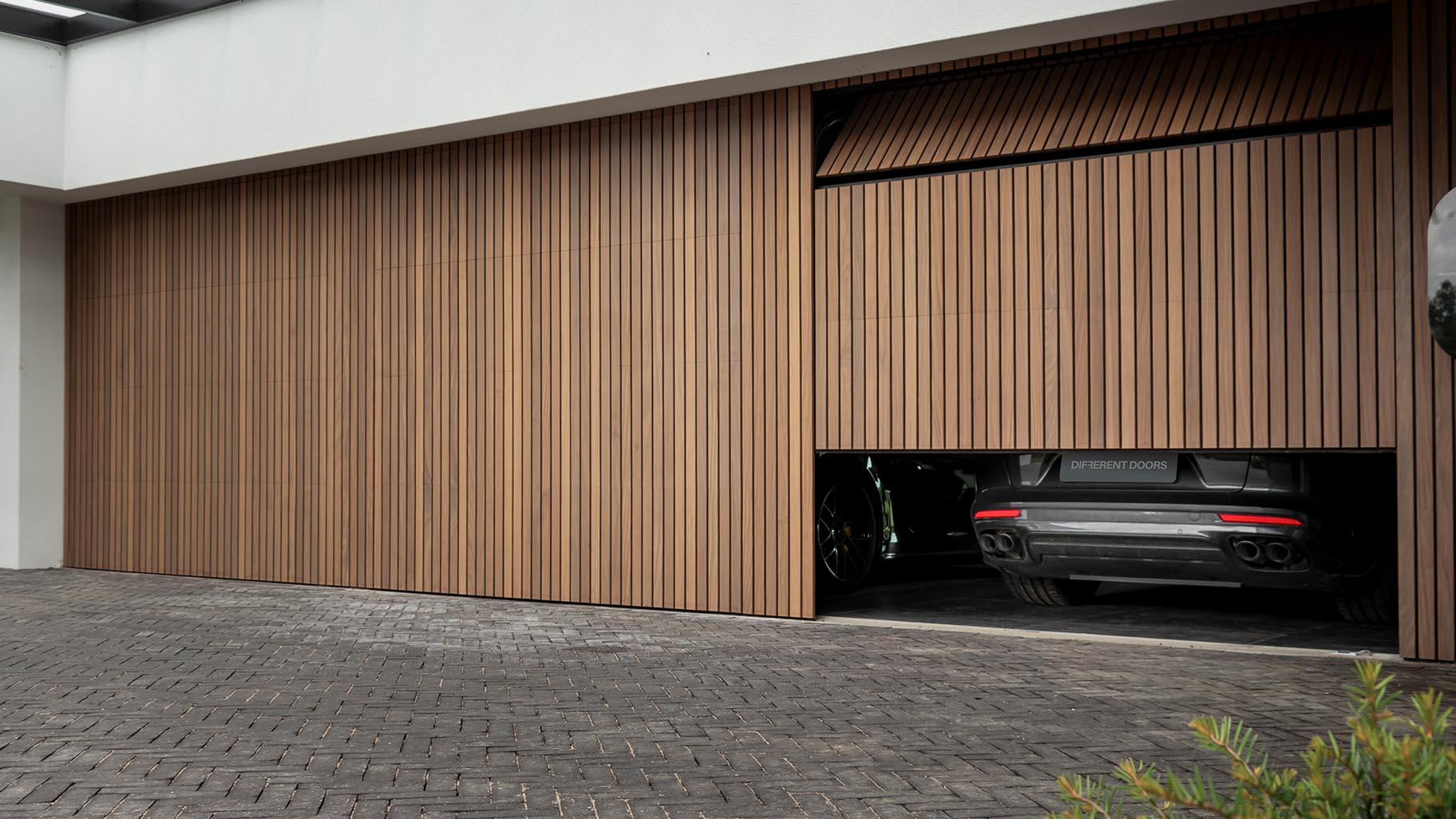 Different Doors meerdere garagedeuren in exclusieve villa