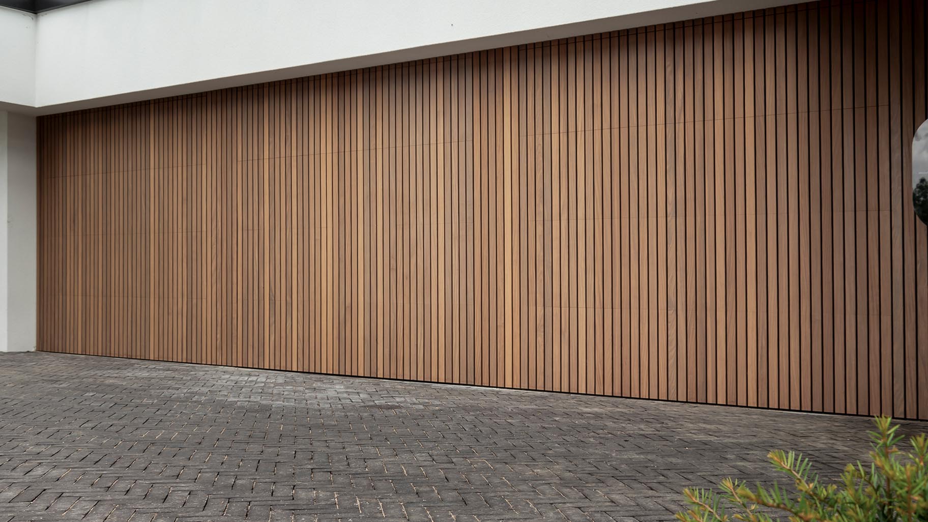 Exclusieve villa met drie garagedeuren verborgen in de gevel voor een onopvallende uitstraling