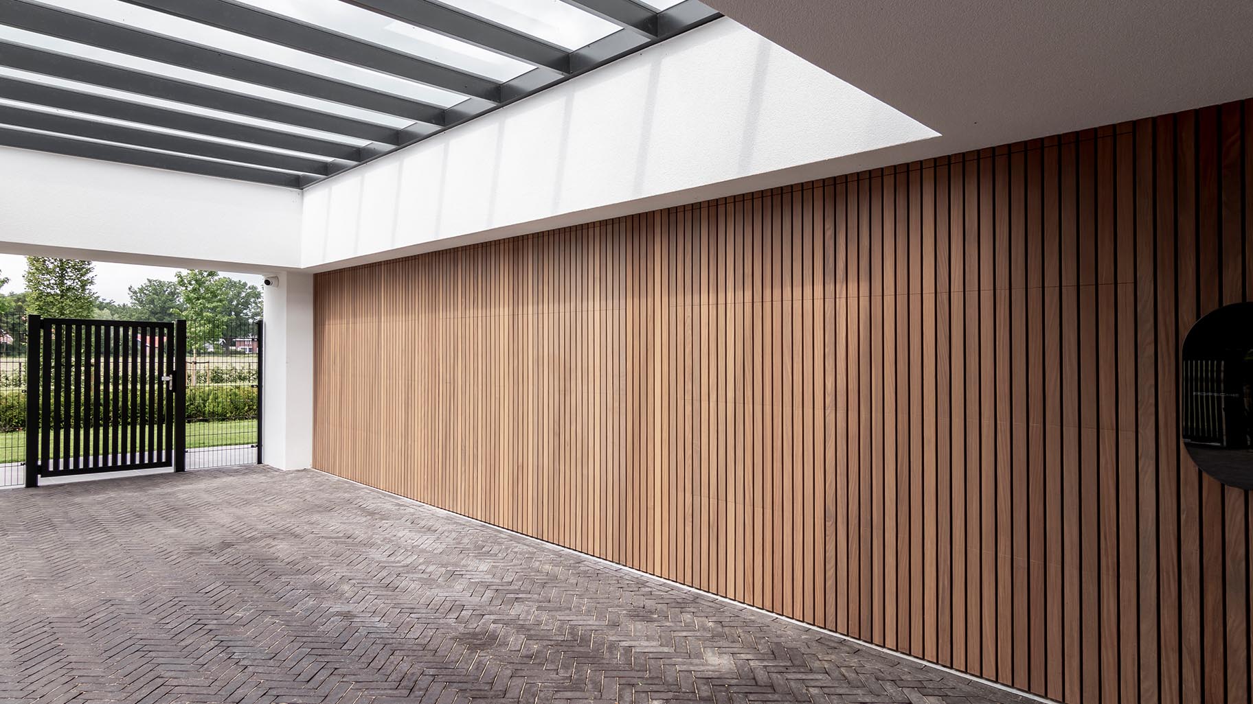 Meerdere garagedeuren geïntegreerd in de gevel van een exclusieve villa voor een stijlvolle uitstraling