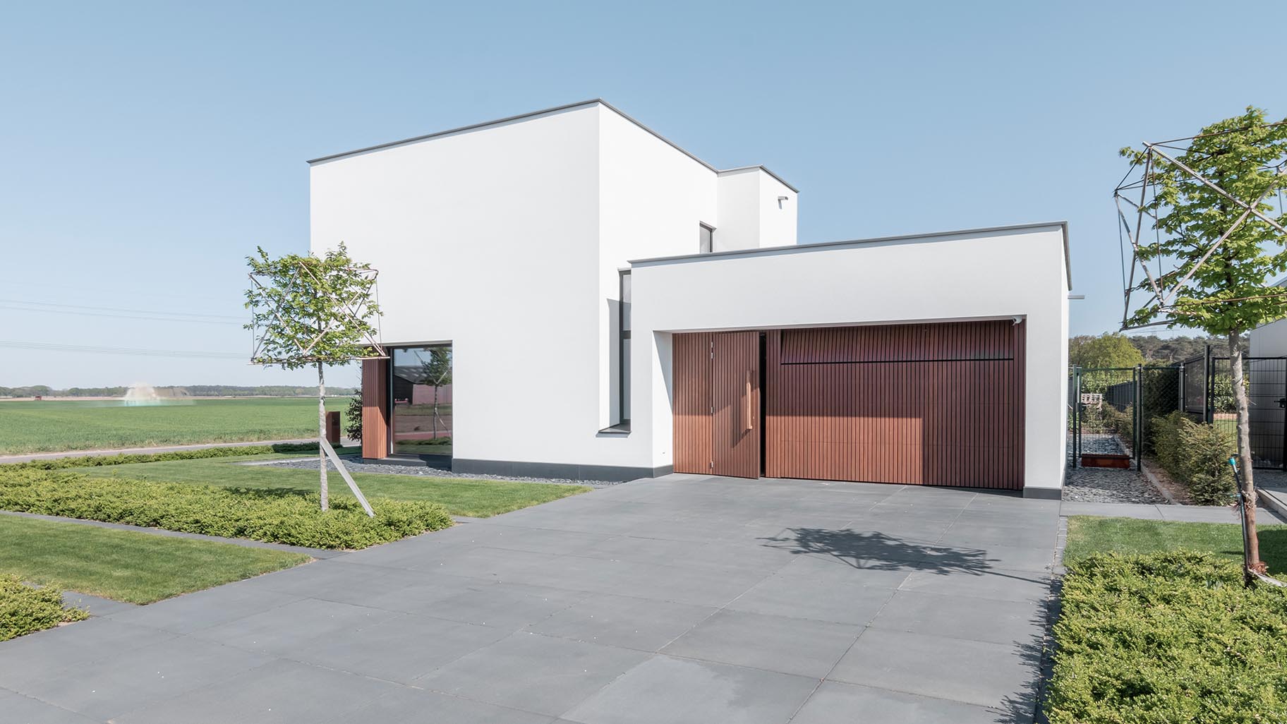 Fraké houten sectionaaldeur met gevelbekleding different doors