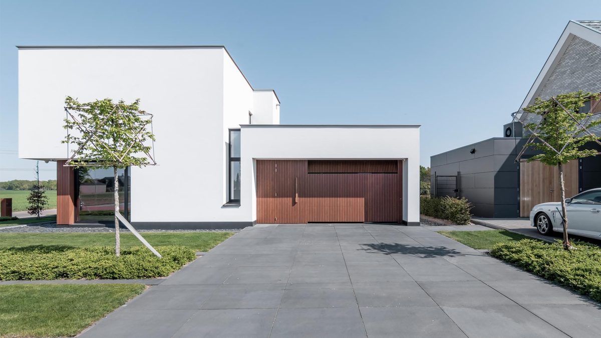 Fraké houten sectionaaldeur met gevelbekleding different doors