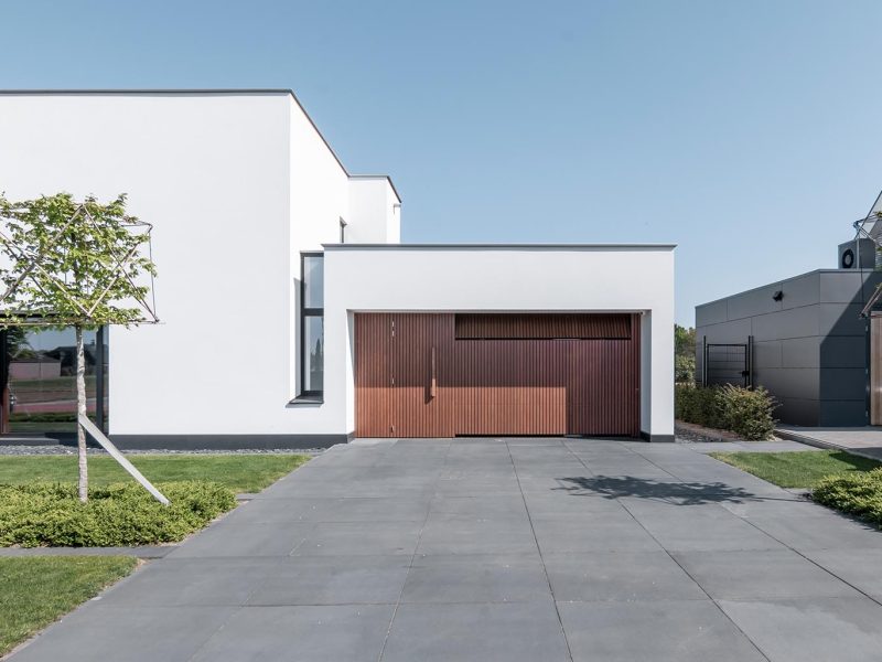 Fraké houten sectionaaldeur met gevelbekleding different doors