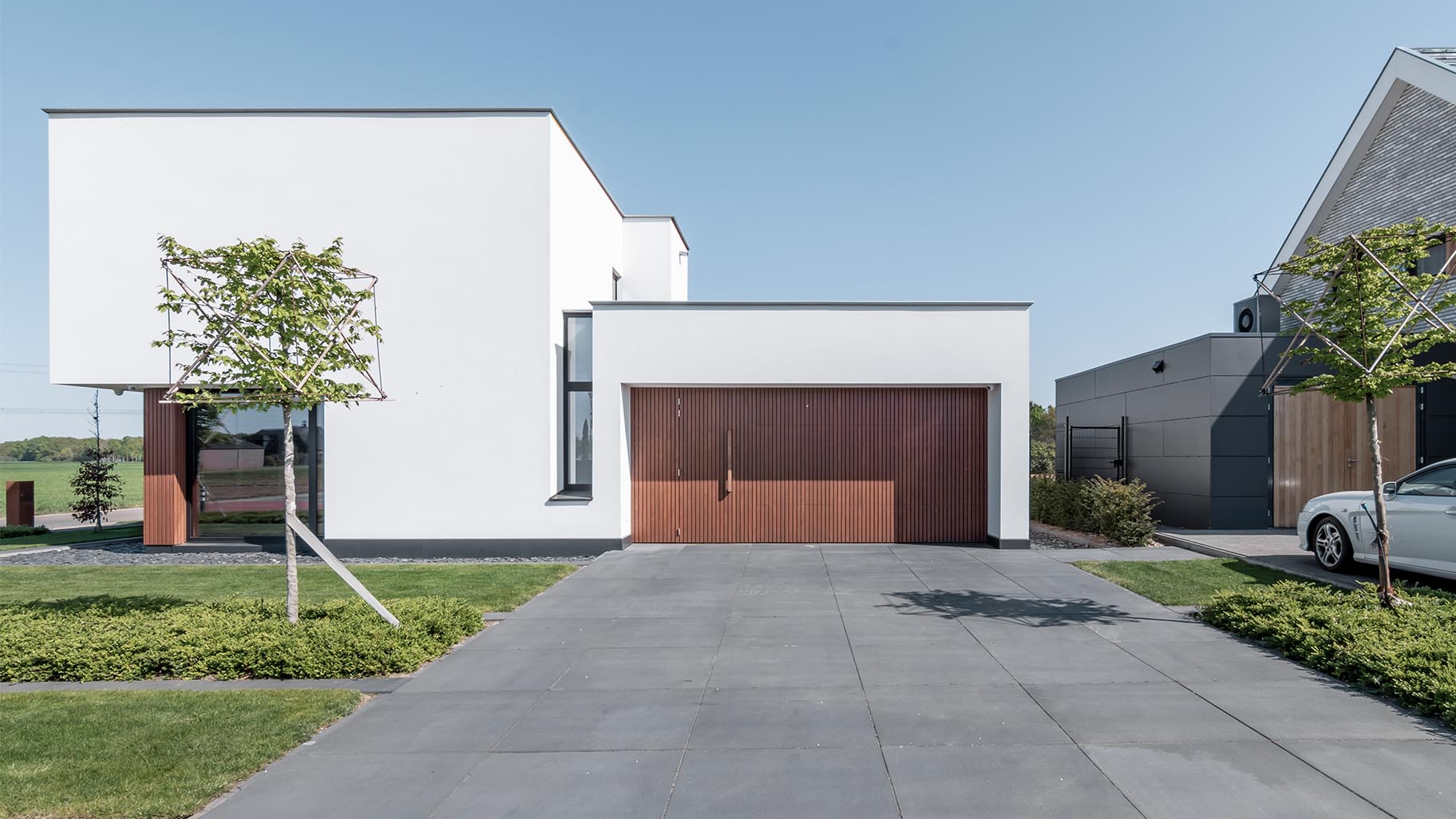 Fraké houten sectionaaldeur met gevelbekleding different doors