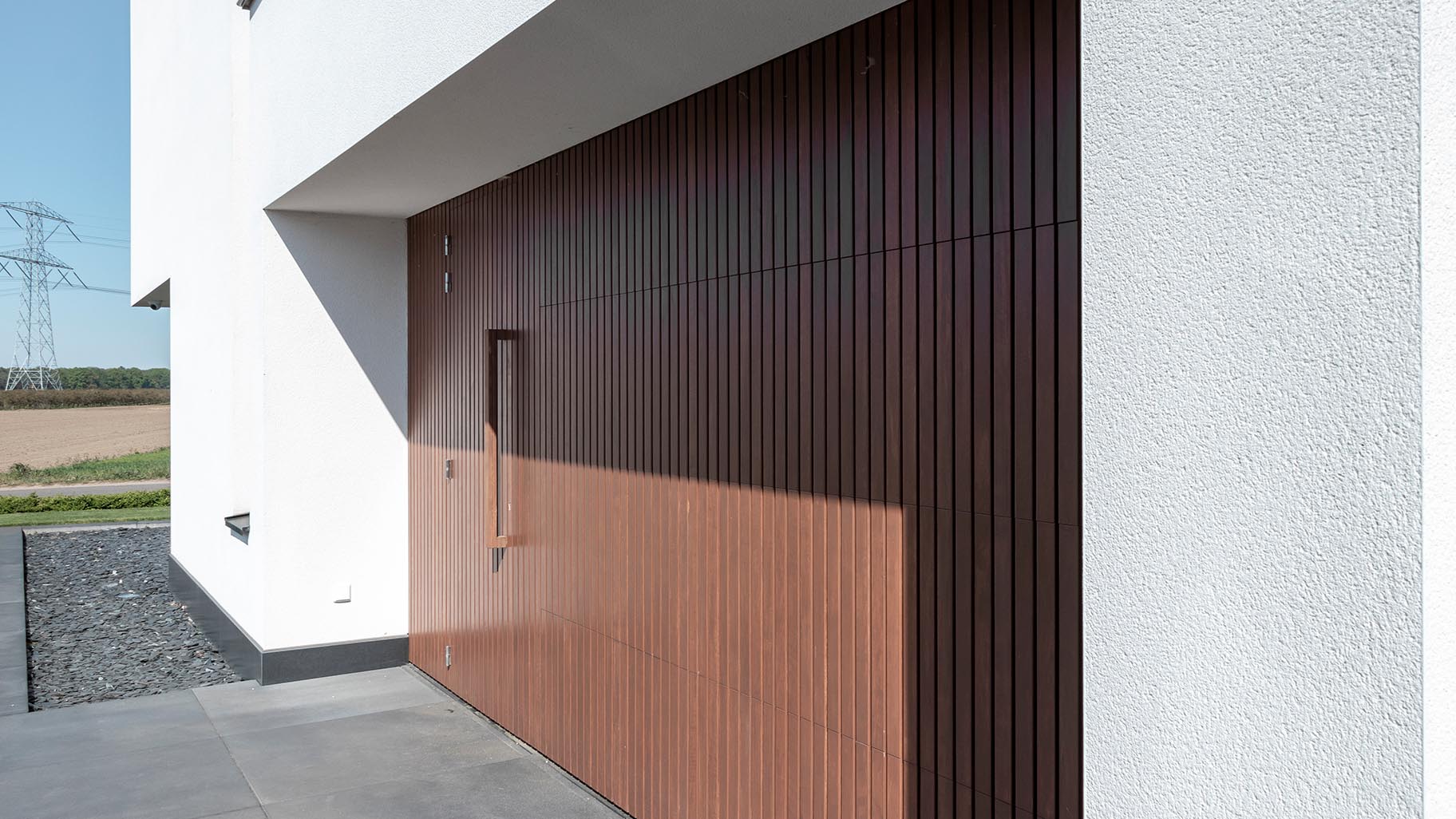 Fraké houten sectionaaldeur met gevelbekleding different doors