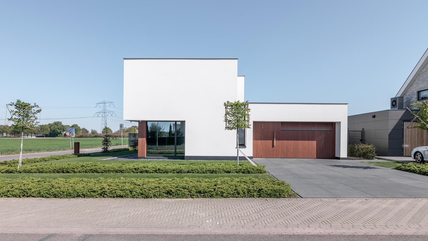 Frake houten sectionaaldeur nieuwbouwwoning