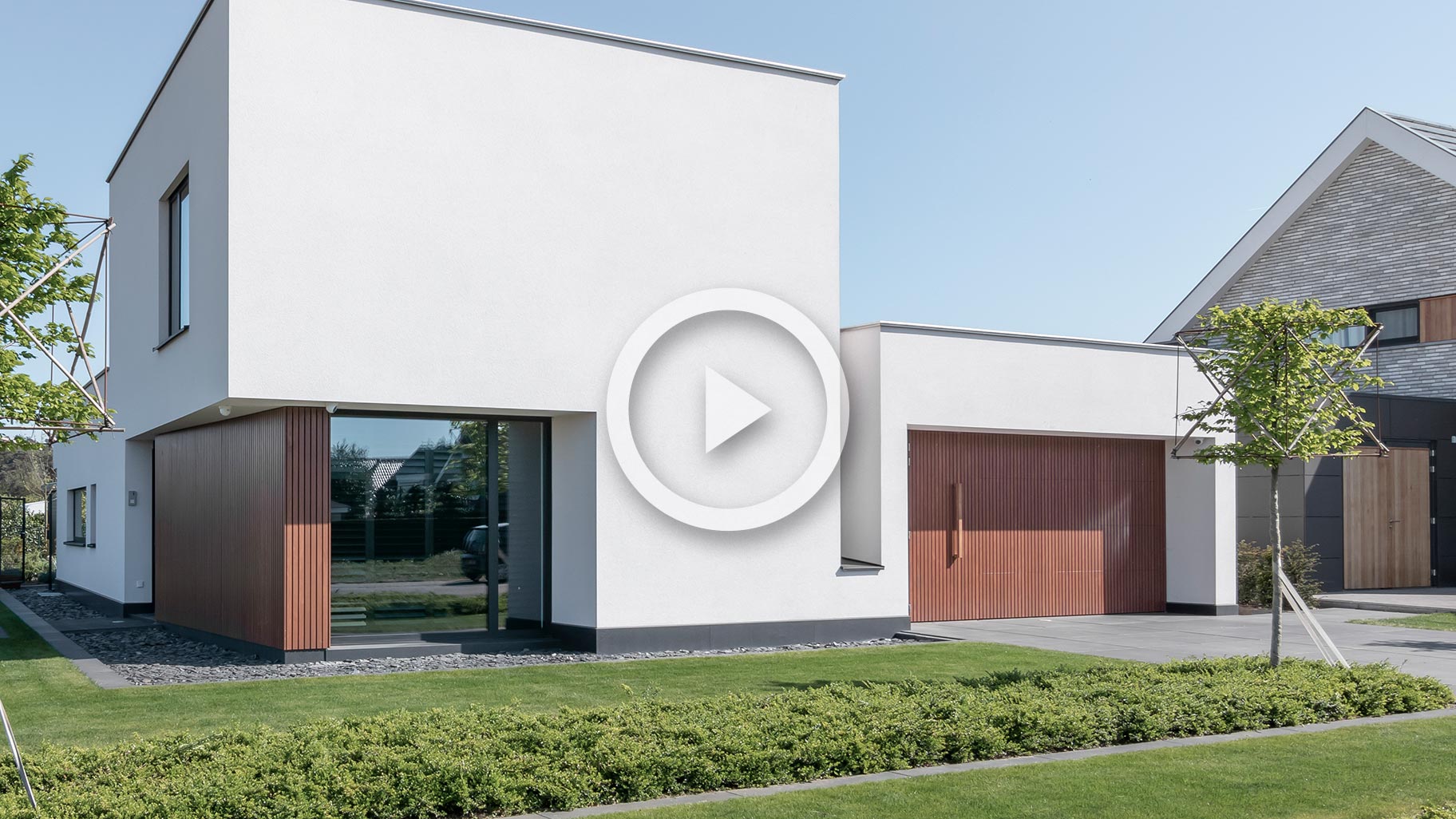 Different Doors - Fraké houten garagedeur met gevelbekleding