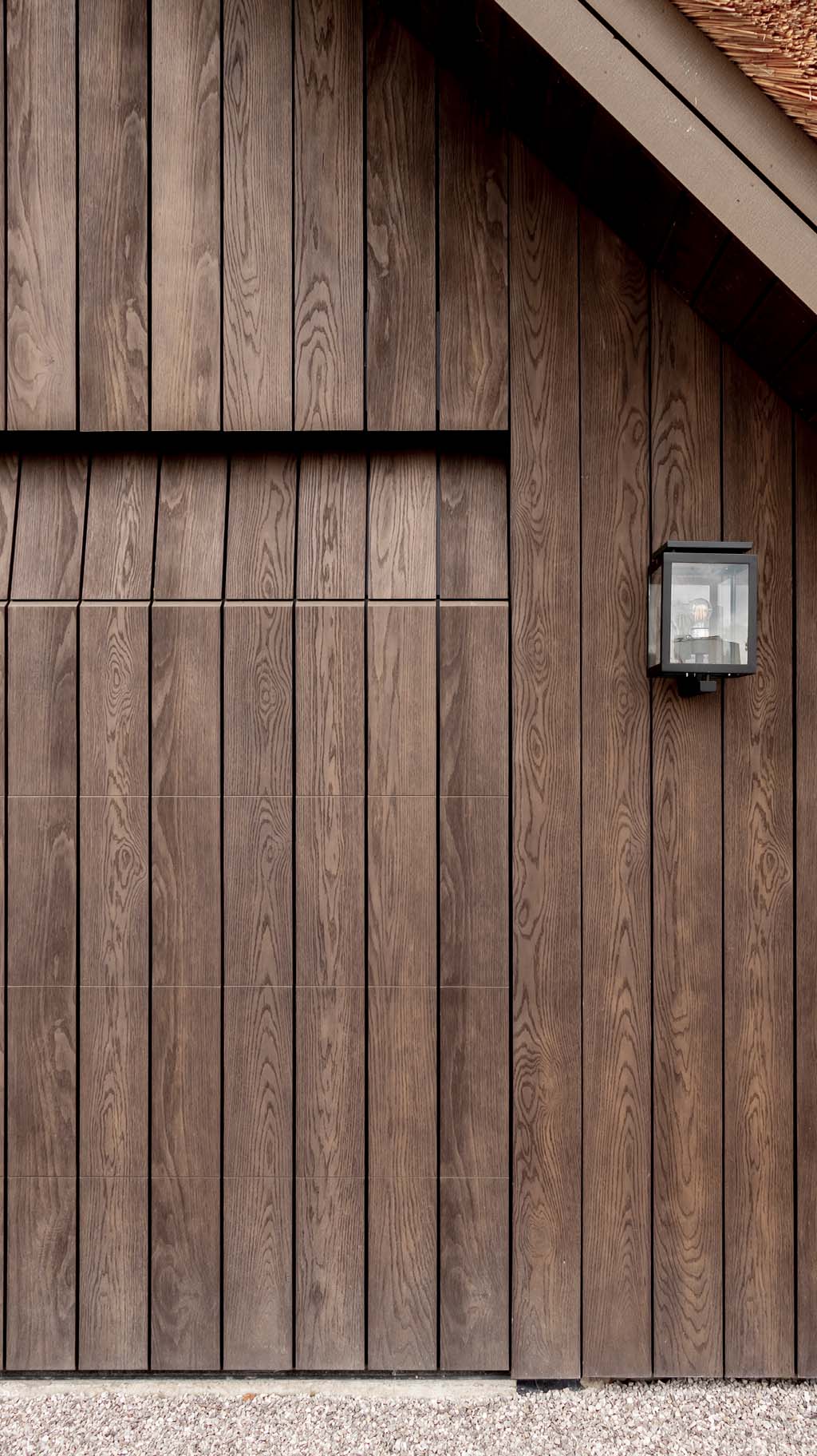 Millboard garagedeur geïntegreerd in gevel