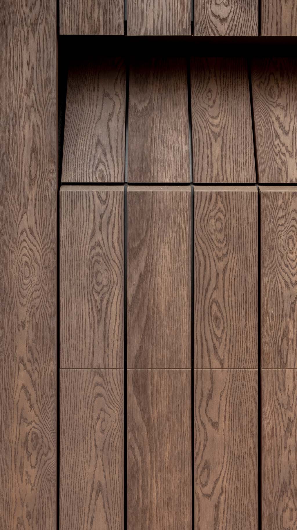 Millboard garagedeur met houtnerfstructuur en warme bruine tint