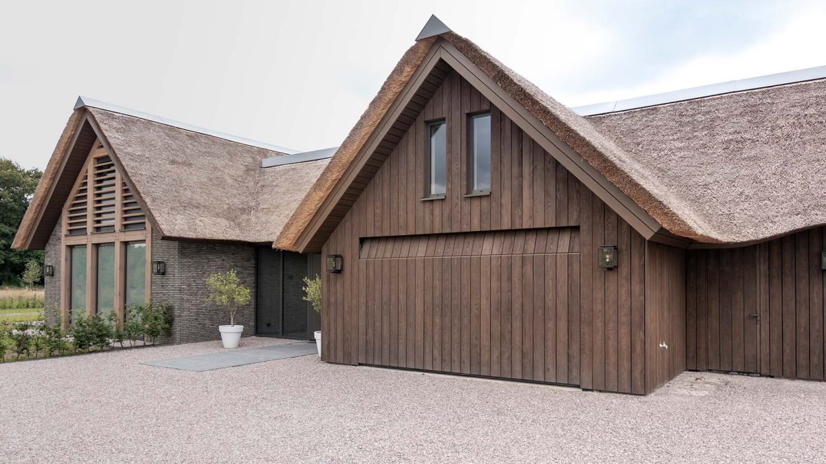Onderhoudsvrije Millboard garagedeur van Different Doors