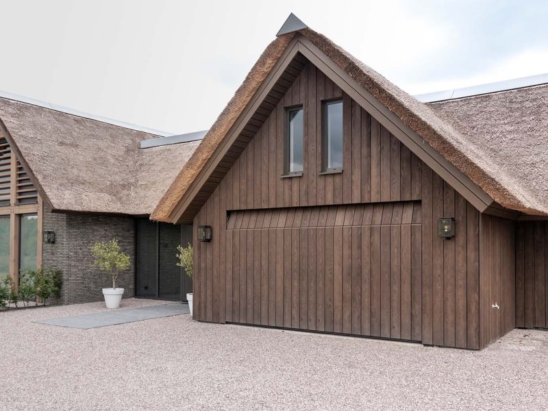 Onderhoudsvrije Millboard garagedeur van Different Doors