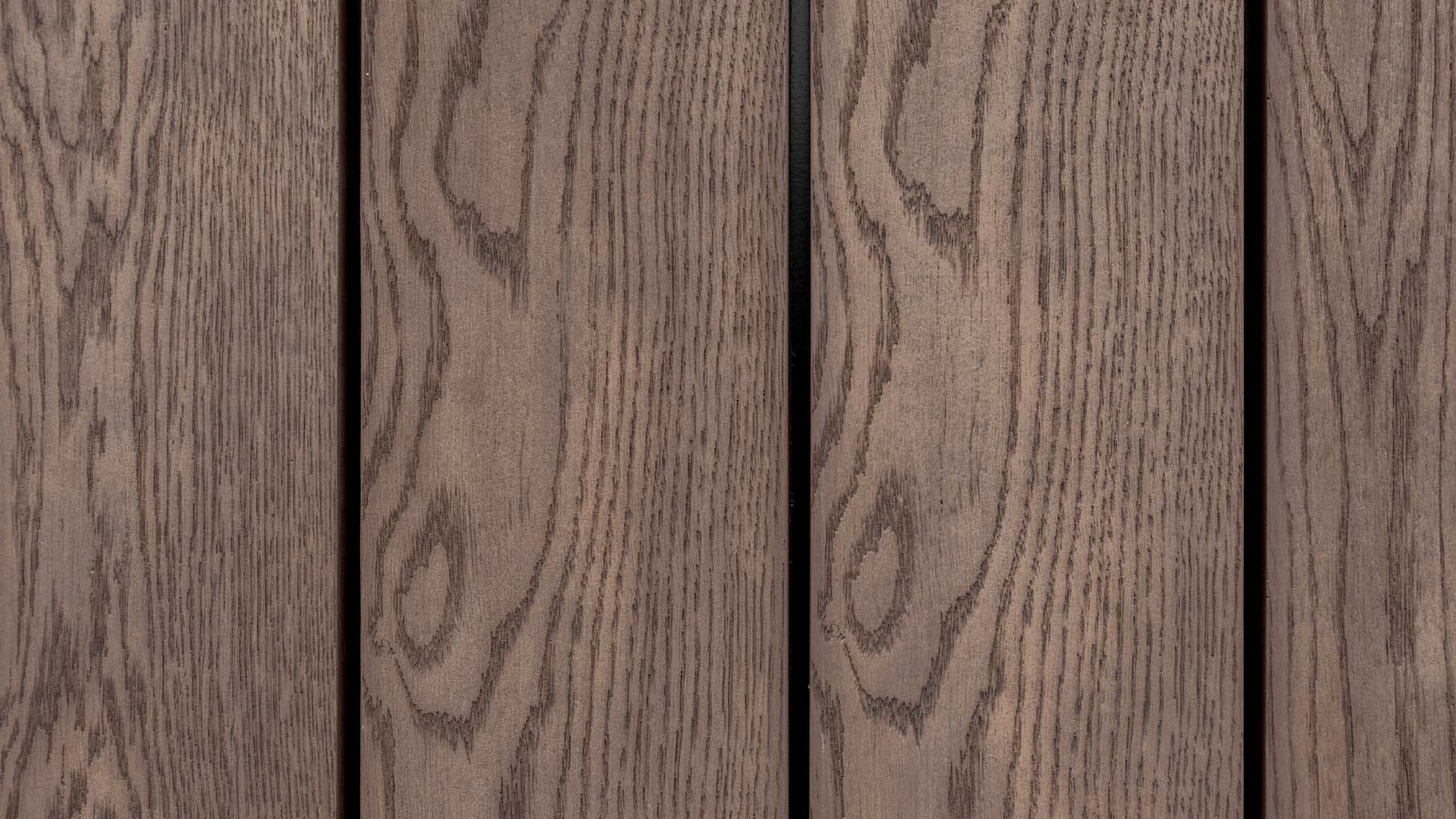 Millboard garagedeur met houtnerfstructuur en warme bruine tint