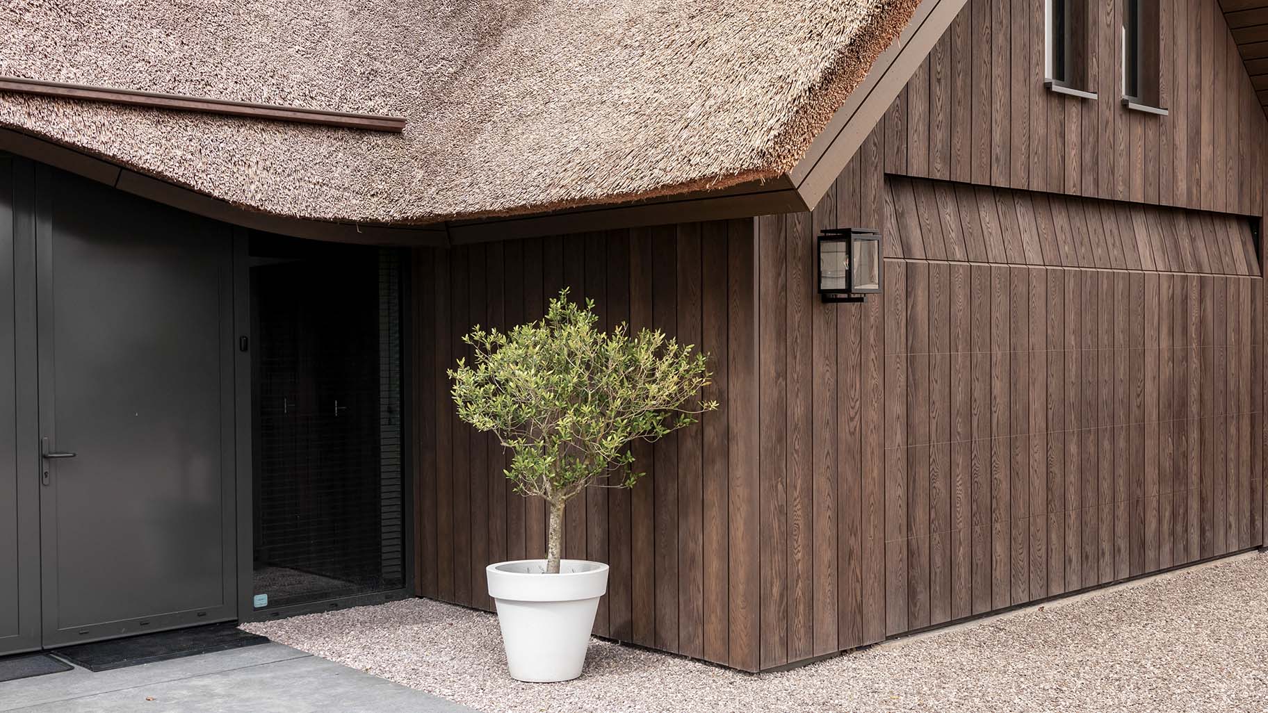 Millboard garagedeur geïntegreerd in gevel