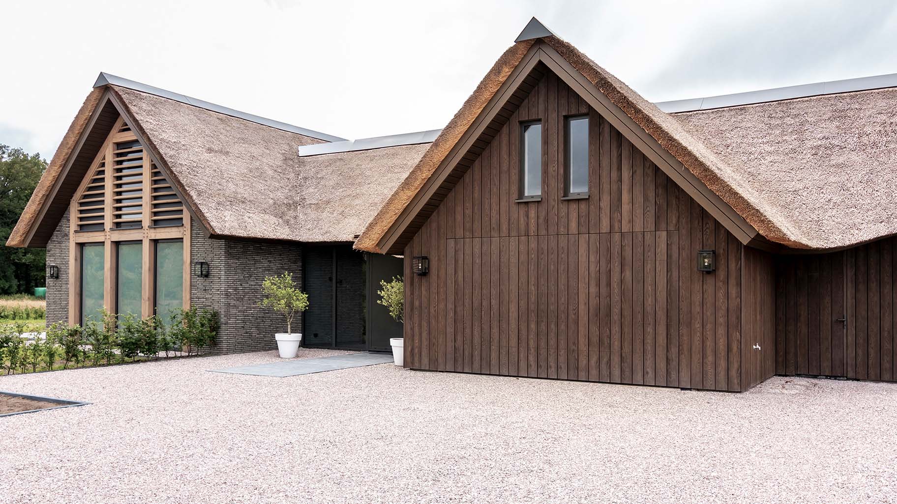 Millboard garagedeur geïntegreerd in gevel