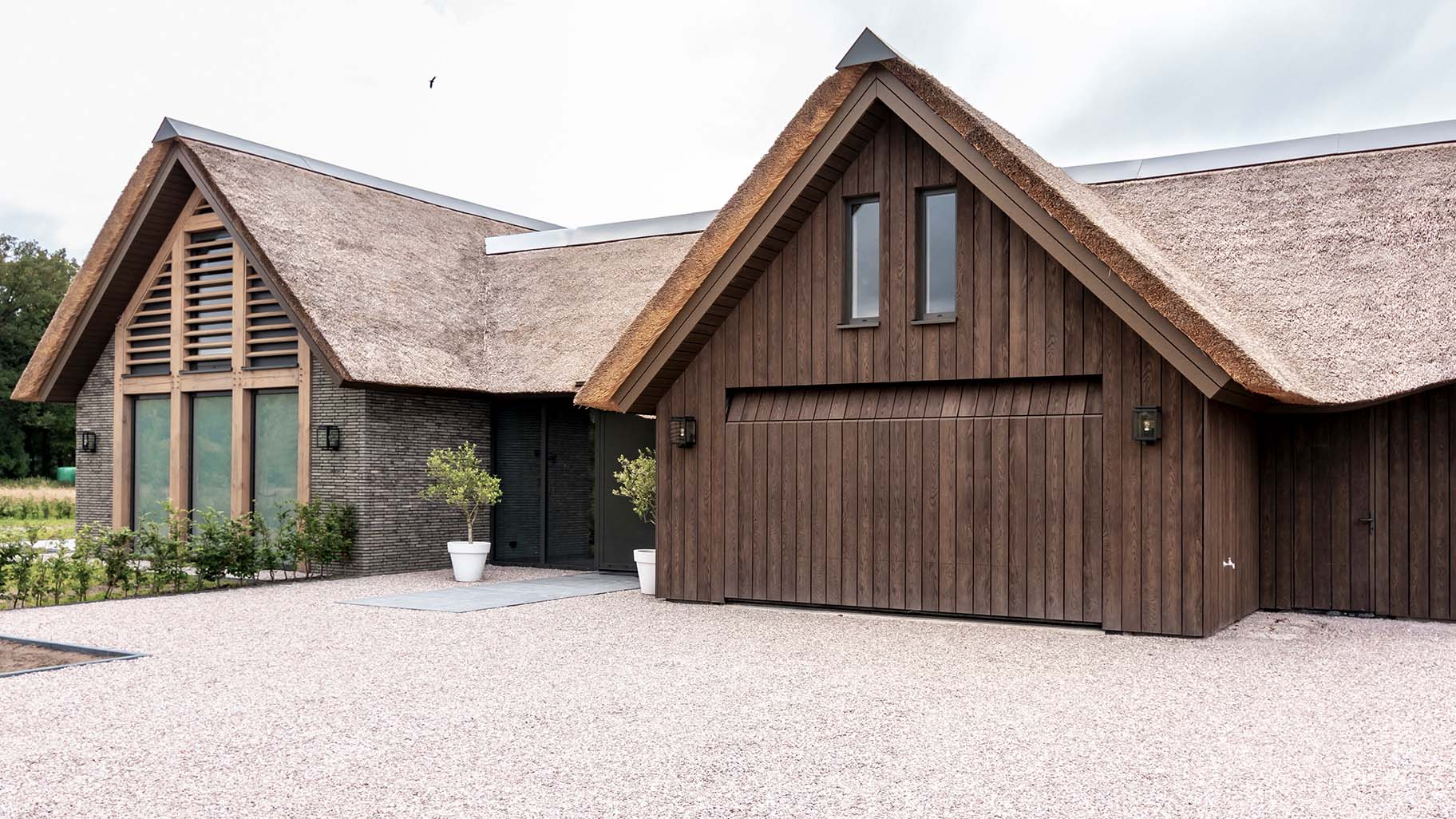 Millboard garagedeur geïntegreerd in gevel