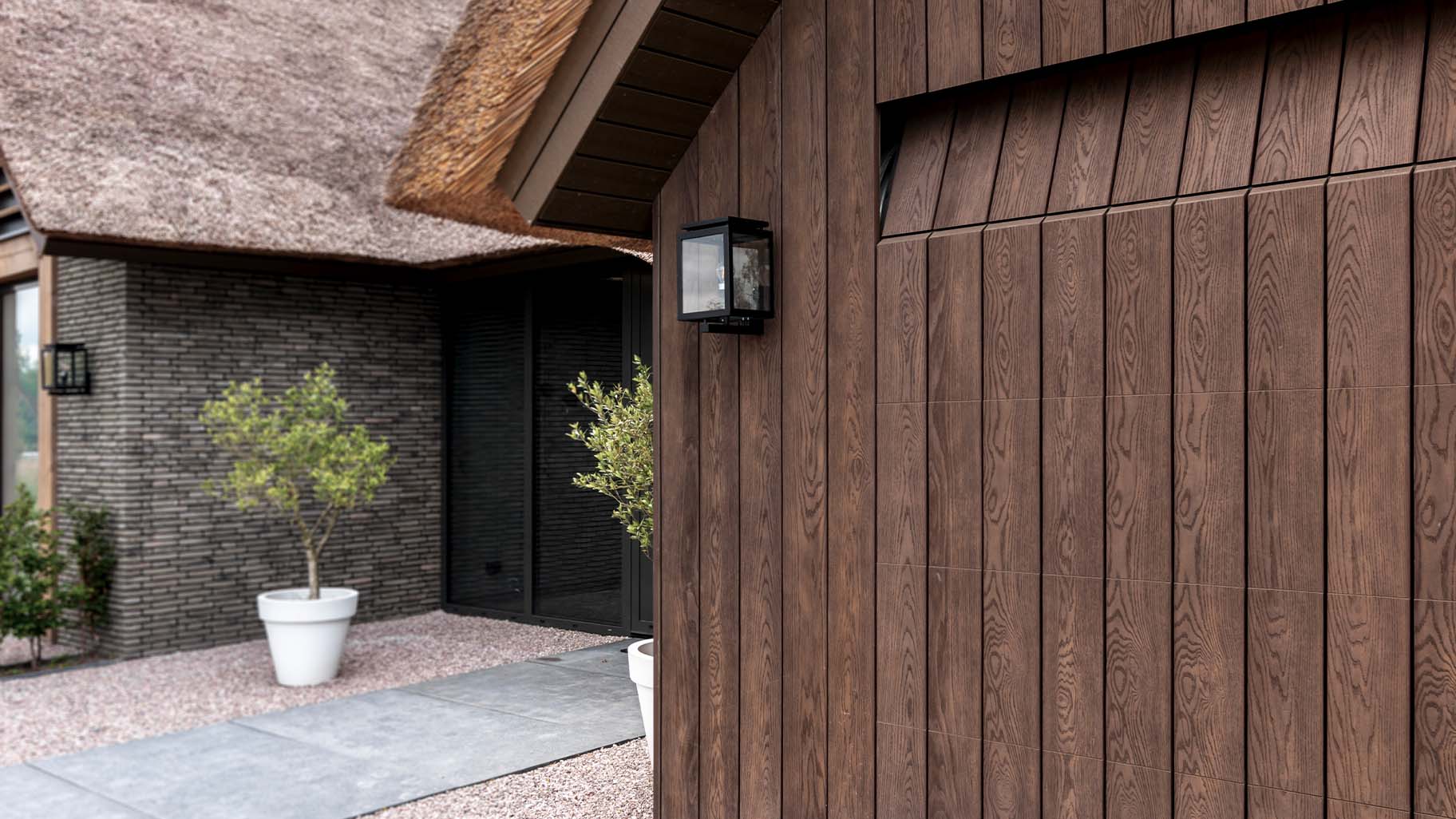 Millboard garagedeur met houtnerfstructuur en warme bruine tint