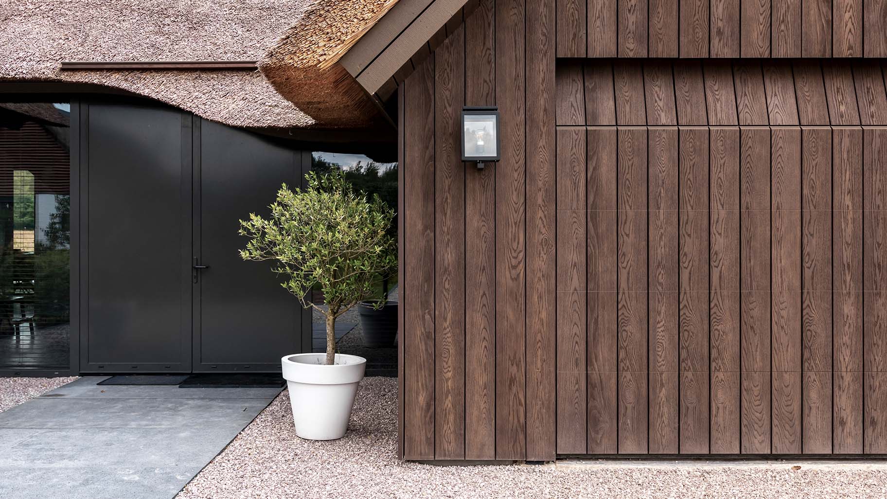 Millboard garagedeur met houtnerfstructuur en warme bruine tint