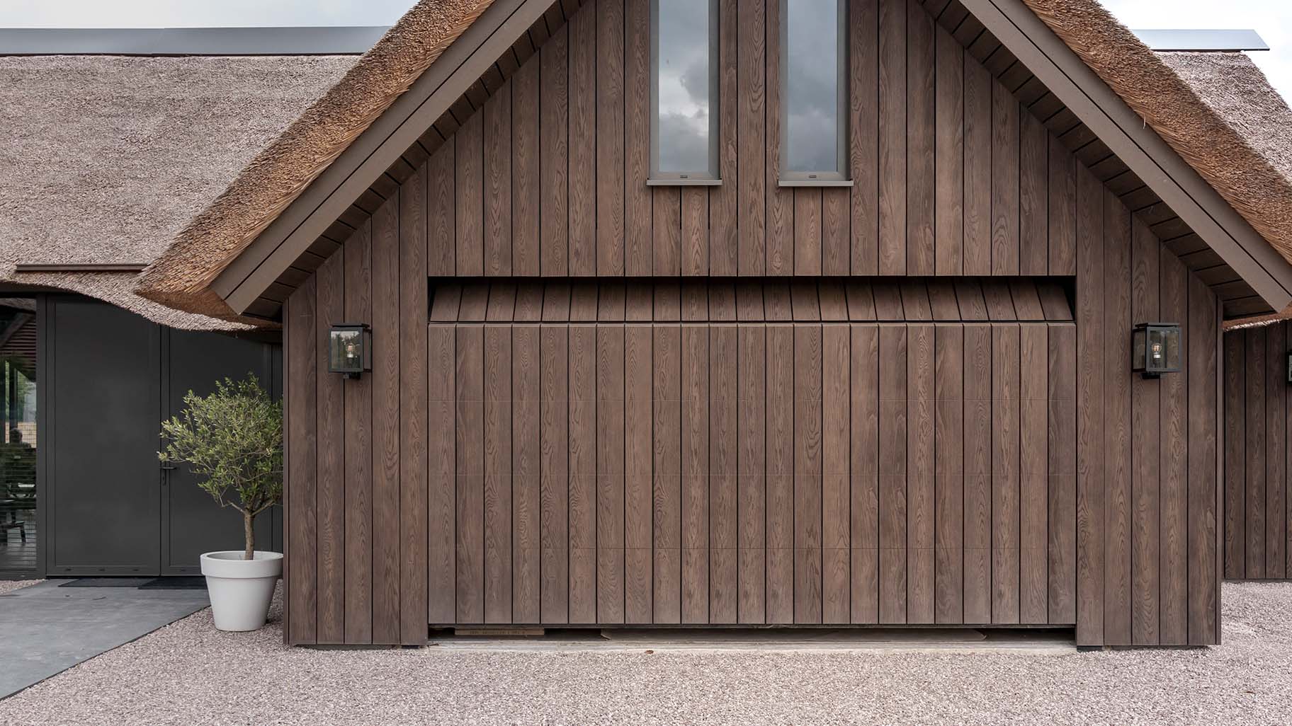 Onderhoudsvrije Millboard garagedeur van Different Doors
