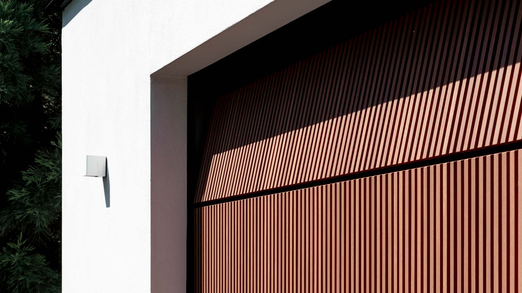 Houten garagedeur achter de dag bij moderne woning different doors