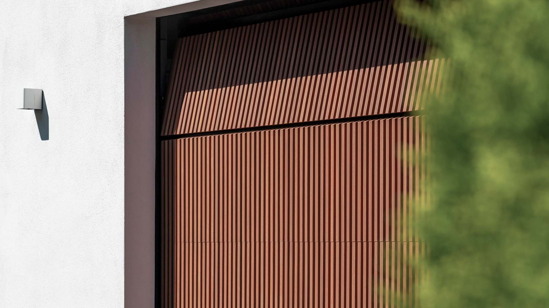 Houten garagedeur achter de dag bij moderne woning different doors