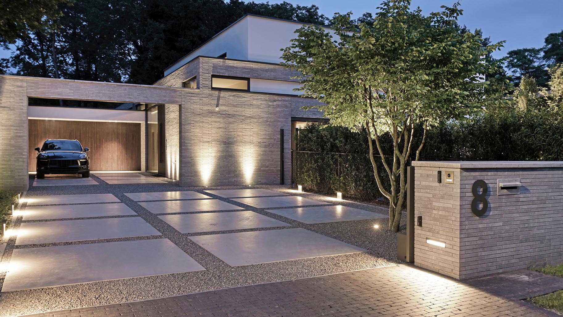 Nieuwbouwwoning met MOSO® Bamboo garagedeur en voordeur,