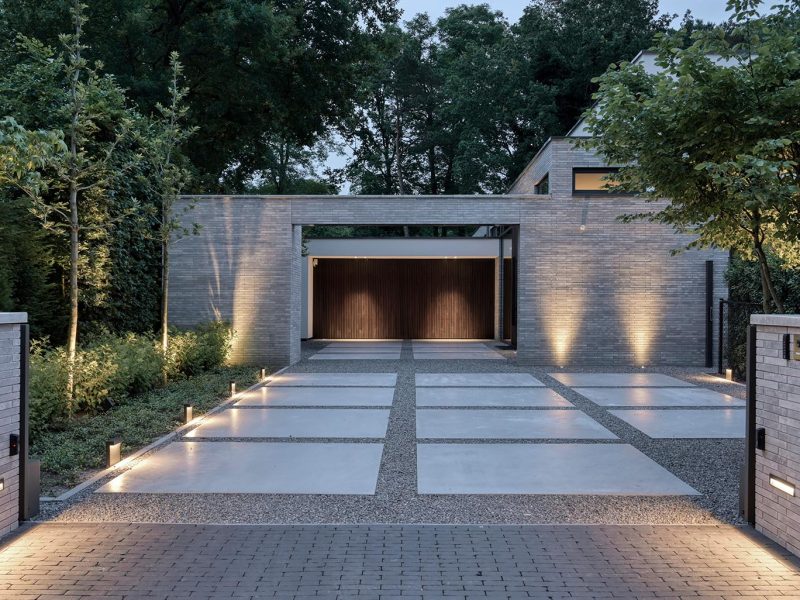 Nieuwbouwwoning met MOSO® Bamboo garagedeur en voordeur,