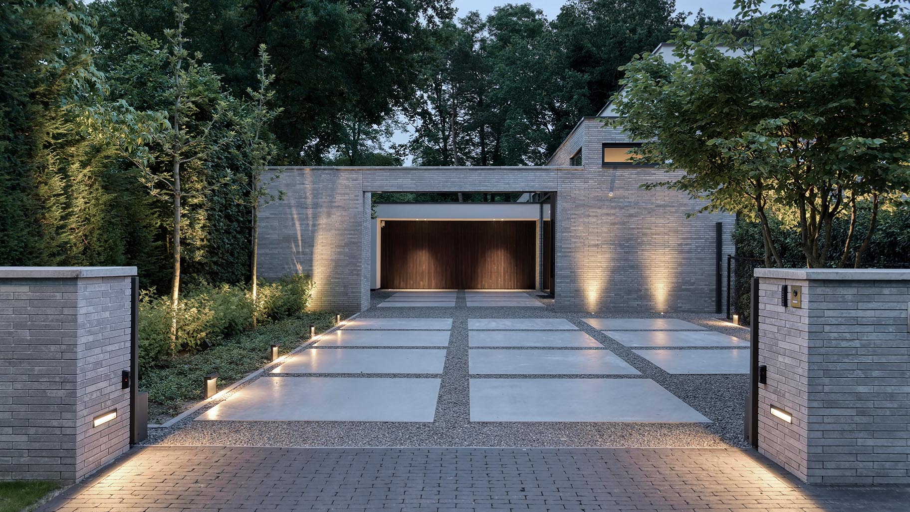 Nieuwbouwwoning met MOSO® Bamboo garagedeur en voordeur,